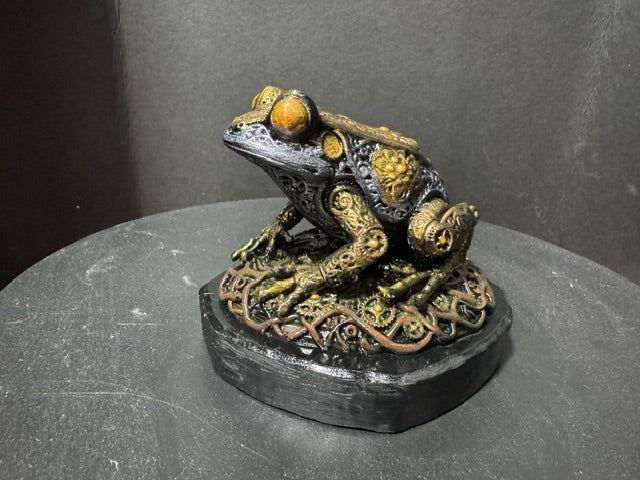 Forest Guardian Frog - side view showing full gold filigree body and bronze base